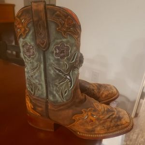 Beautiful vintage style dan post womens boots